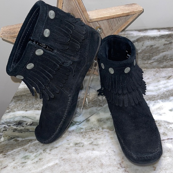 Minnetonka Double Fringe Side Zip Boot 7 - Picture 1 of 12